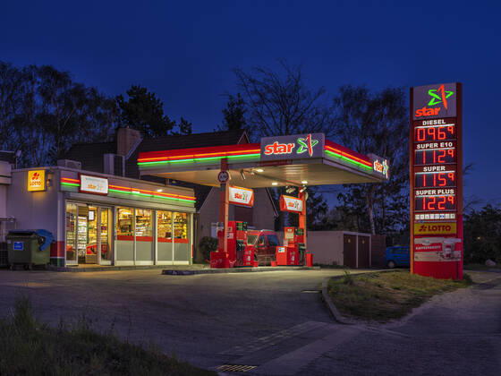 Hamburg zur Zeit der Corona Pandemie. Eine star Tankstelle mit Billigpreisen und kaum ein Kunde. 15.04.20, Hamburg, Hamburg City Â