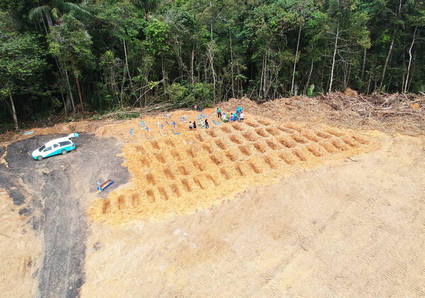 MANAUS, AM - 15.04.2020: MOVIMENTAÇÃO NO CEMITÉRIO PARQUE MANAUS - Movement in the Parque Manaus Cemetery, this Wednesday morning (15). Several graves opened in block 73 to bury both natural death people and people who died with suspected Covid-19. x1904702x SandroxPereira