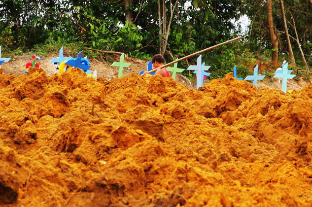 MANAUS, AM - 15.04.2020: MOVIMENTAÇÃO NO CEMITÉRIO PARQUE MANAUS - Movement in the Parque Manaus Cemetery, this Wednesday morning (15). Several graves opened in block 73 to bury both natural death people and people who died with suspected Covid-19. x1904705x SandroxPereira
