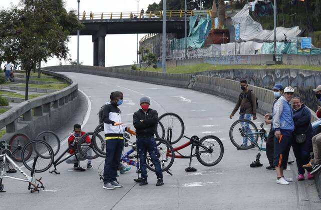 A group of citizens break the national quarantine to go out and protest, in Bogota, Colombia, 15 April 2020. Despite the fact that the coronavirus quarantine is in force, dozens of Colombians demonstrated this Wednesday in a sector of northern Bogotá to make a specific request to the authorities: to donate food or allow them to work. The national quarantine, which ended last Sunday as the first measure, was extended until April 26 by order of the Government. Citizens break quarantine in Bogota to ask food or be able to go out to work !ACHTUNG: NUR REDAKTIONELLE NUTZUNG!  Copyright: xMauricioxDuenasxCastanedax AME2908 20200416-637225931563876314