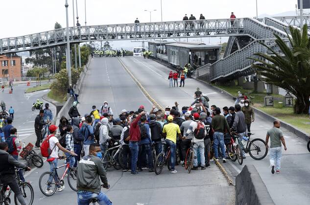 News Bilder des Tages A group of citizens break the national quarantine to go out and protest, in Bogota, Colombia, 15 April 2020. Despite the fact that the coronavirus quarantine is in force, dozens of Colombians demonstrated this Wednesday in a sector of northern Bogotá to make a specific request to the authorities: to donate food or allow them to work. The national quarantine, which ended last Sunday as the first measure, was extended until April 26 by order of the Government. Citizens break quarantine in Bogota to ask food or be able to go out to work !ACHTUNG: NUR REDAKTIONELLE NUTZUNG!  Copyright: xMauricioxDuenasxCastanedax AME2906 20200416-637225932189321570