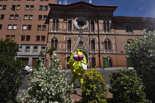 April 15, 2020, La Paz, LA PAZ, Bolivia: The Bolivian Police take to the streets of La Paz two characters representing the COVID-19 virus for a work to raise awareness among the population, among others regarding the use of masks and respect for safety distances. They sit in the rows for the benches, or in the public seats, they persecute those who do not have masks, among others La Paz Bolivia - ZUMAl72_ 20200415_znp_l72_001 Copyright: xChristianxLombardix