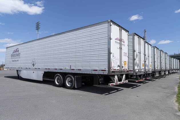 News Themen der Woche KW16 News Bilder des Tages Live in New York amid COVID-19 epidemic Dozens of refrigerated trucks and containers seen on Randall s Island prepared for influx of dead bodies as makeshift morgues amid COVID-19 pandemic New York New York United States Copyright: LevxRadin