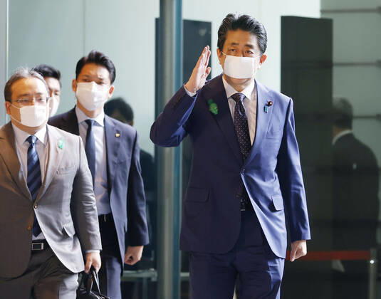 Japan PM Abe Japanese Prime Minister Shinzo Abe arrives at his office in Tokyo on April 16, 2020, wearing a face mask amid the spread of the new coronavirus. 
