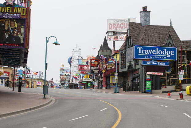 News Bilder des Tages (200415) -- NIAGARA FALLS, April 15, 2020 -- Empty roads are seen in Niagara Falls, Ontario, Canada, on April 15, 2020. Canadian Prime Minister Justin Trudeau announced Wednesday expanded eligibility rules for the Canada Emergency Response Benefit (CERB) so that part-time and seasonal workers can claim the CERB. As of Wednesday afternoon, there were 28,206 confirmed COVID-19 cases and 1,007 deaths across the country. (Photo by Xinhua) CANADA-ONTARIO-NIAGARA FALLS-COVID-19-ECONOMY ZouxZheng 