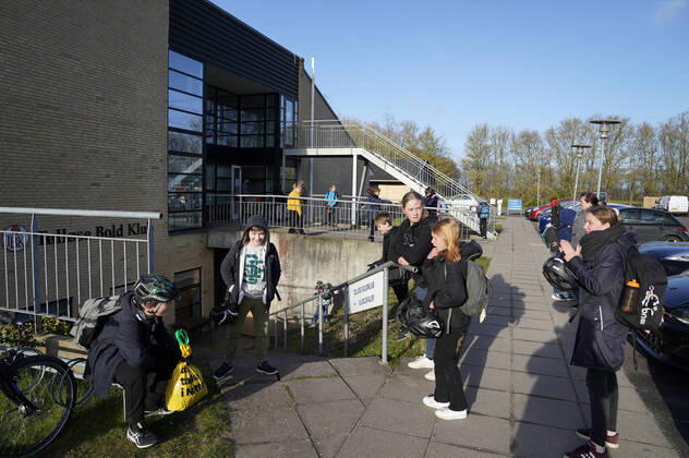 Toelloese Skole i Holbaek Kommune tager imod de foerste elever efter genaabning, torsdag den 16. april 2020. Efter COVID-19, frygt for smitte med coronavirus, genaabner Toelloese Skole for 0.- 5. klasserne.. , TOEllOEse Denmark Copyright: ClausxBechx COP108 spdk20200416-083744-L