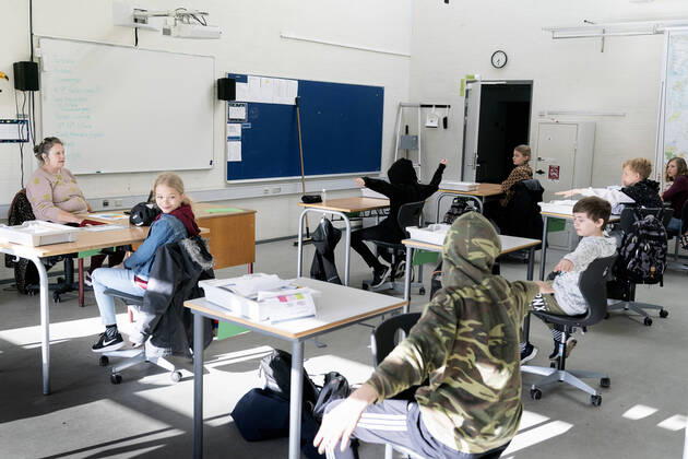 Her bliver 5.a. instrueret i de nye forholdsregler i forbindelse med Corona. Toelloese Skole i Holbaek Kommune tager imod de foerste elever efter genaabning, torsdag den 16. april 2020.. , Toelloese Denmark
