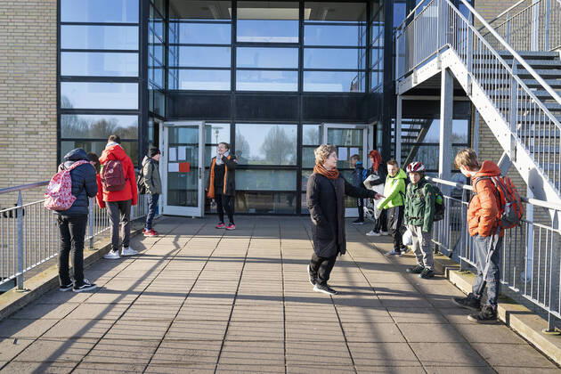 Eleverne lukkes ind en ad gangen. Toelloese Skole i Holbaek Kommune tager imod de foerste elever efter genaabning, torsdag den 16. april 2020.Toelloese Skole i Holbaek Kommune tager imod de foerste elever efter genaabning, torsdag den 16. april 2020.. , Toelloese Denmark