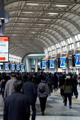 People walk through a train station during the morning rush hour in Tokyo, Japan on April 16, 2020, amid the state of emergency due to the spread of the novel coronavirus.  (125388346)