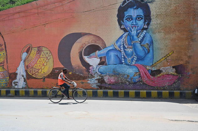 April 16, 2020, Prayagraj, Uttar Pradesh, India: Prayagraj: A municipal corporation worker paddle cycle during a nationwide lockdown imposed as a preventive measure against the spread of the COVID-19 coronavirus in Allahabad Prayagraj India - ZUMAv115 20200416_zap_v115_006 Copyright: xPrabhatxKumarxVermax