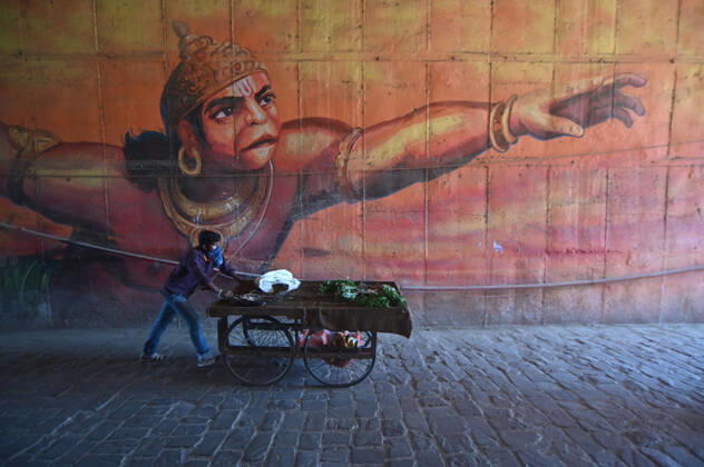 News Bilder des Tages April 16, 2020, Prayagraj, Uttar Pradesh, India: Prayagraj: A vegetable vendor walk during a nationwide lockdown imposed as a preventive measure against the spread of the COVID-19 coronavirus in Allahabad Prayagraj India - ZUMAv115 20200416_zap_v115_008 Copyright: xPrabhatxKumarxVermax