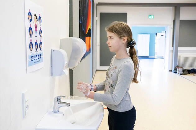 Naar boernene moeder, skal de starte med at vaske deres haender. Toelloese Skole i Holbaek Kommune tager imod de foerste elever efter genaabning, torsdag den 16. april 2020.. , Toelloese Denmark