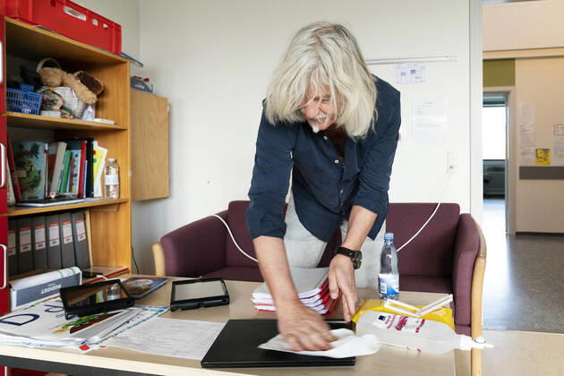 Tablets sprittes af inden eleverne moeder. Toelloese Skole i Holbaek Kommune tager imod de foerste elever efter genaabning, torsdag den 16. april 2020.. , Toelloese Denmark