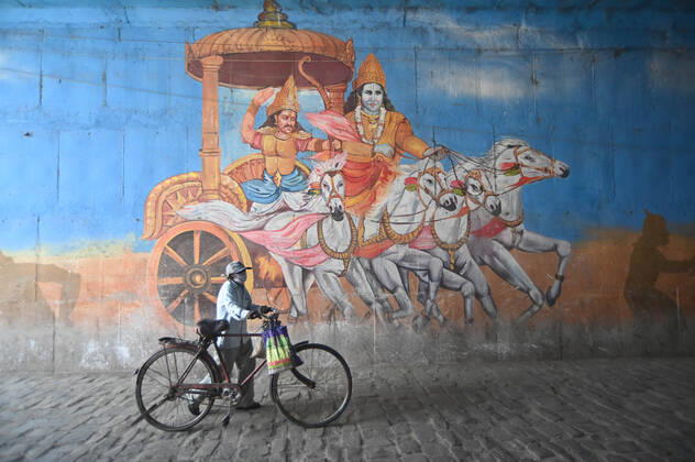 April 16, 2020, Prayagraj, Uttar Pradesh, India: Prayagraj: A man walks past a graffiti of Mahabharat vegetable vendor walk during a nationwide lockdown imposed as a preventive measure against the spread of the COVID-19 coronavirus in Allahabad Prayagraj India - ZUMAv115 20200416_zap_v115_013 Copyright: xPrabhatxKumarxVermax