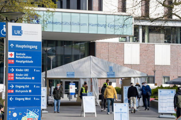 Eingang des UKE während der Corona-Krise mit Einlasskontrolle durch Sicherheitsdienst - Universitätsklinikum Hamburg-Eppendorf - Hamburger Krankenhaus UKE - Universitäts-Klinikum - Symbolfoto Symbolbild - Gebäude Hauptgebäude Eingang Logo;Eingang des UKE während der Corona-Krise mit Einlasskontrolle durch Sicherheitsdienst - Universitätsklinikum Hamburg-Eppendorf - Hamburger Krankenhaus UKE - Universitäts-Klinikum - Symbolfoto Symbolbild - Gebäude Hauptgebäude Eingang Logo, Hamburg Hamburg Deutschland UKE