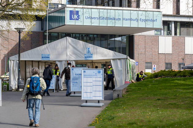 Eingang des UKE während der Corona-Krise mit Einlasskontrolle durch Sicherheitsdienst - Universitätsklinikum Hamburg-Eppendorf - Hamburger Krankenhaus UKE - Universitäts-Klinikum - Symbolfoto Symbolbild - Gebäude Hauptgebäude Eingang Logo;Eingang des UKE während der Corona-Krise mit Einlasskontrolle durch Sicherheitsdienst - Universitätsklinikum Hamburg-Eppendorf - Hamburger Krankenhaus UKE - Universitäts-Klinikum - Symbolfoto Symbolbild - Gebäude Hauptgebäude Eingang Logo, Hamburg Hamburg Deutschland UKE