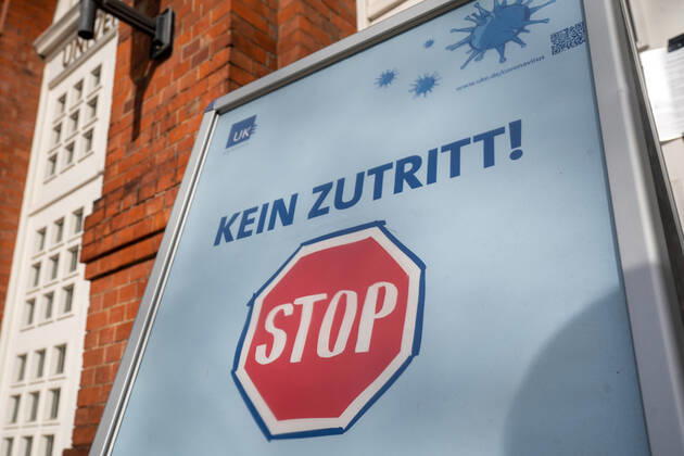 Eingang des UKE während der Corona-Krise mit Einlasskontrolle durch Sicherheitsdienst - Universitätsklinikum Hamburg-Eppendorf - Hamburger Krankenhaus UKE - Universitäts-Klinikum - Symbolfoto Symbolbild - Gebäude Eingang Logo - Hinweisschild Kein Zugriff - Stop - am ehemaligen Haupteingang Altbau;Eingang des UKE während der Corona-Krise mit Einlasskontrolle durch Sicherheitsdienst - Universitätsklinikum Hamburg-Eppendorf - Hamburger Krankenhaus UKE - Universitäts-Klinikum - Symbolfoto Symbolbild - Gebäude Hauptgebäude Eingang Logo, Hamburg Hamburg Deutschland UKE