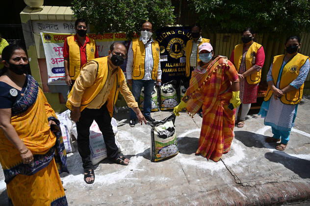 April 16, 2020, Prayagraj, Uttar Pradesh, India: Prayagraj: Prayagraj Mayor Abhilasha Gupta along along with volunteers distribute free ration to needy people during a nationwide lockdown imposed as a preventive measure against the spread of the COVID-19 coronavirus in Allahabad Prayagraj India - ZUMAv115 20200416_zap_v115_016 Copyright: xPrabhatxKumarxVermax
