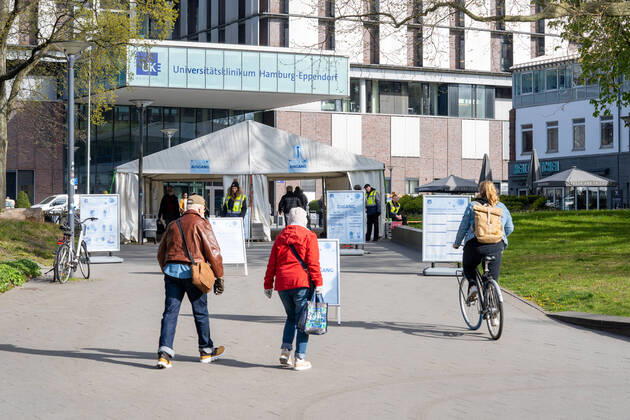 Eingang des UKE während der Corona-Krise mit Einlasskontrolle durch Sicherheitsdienst - Universitätsklinikum Hamburg-Eppendorf - Hamburger Krankenhaus UKE - Universitäts-Klinikum - Symbolfoto Symbolbild - Gebäude Hauptgebäude Eingang Logo;Eingang des UKE während der Corona-Krise mit Einlasskontrolle durch Sicherheitsdienst - Universitätsklinikum Hamburg-Eppendorf - Hamburger Krankenhaus UKE - Universitäts-Klinikum - Symbolfoto Symbolbild - Gebäude Hauptgebäude Eingang Logo, Hamburg Hamburg Deutschland UKE