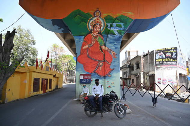 April 16, 2020, Prayagraj, Uttar Pradesh, India: Prayagraj: Traffic Policeman on duty during a nationwide lockdown imposed as a preventive measure against the spread of the COVID-19 coronavirus in Allahabad Prayagraj India - ZUMAv115 20200416_zap_v115_018 Copyright: xPrabhatxKumarxVermax