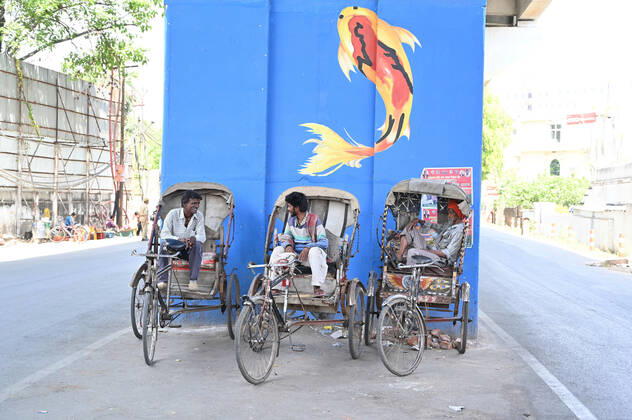 April 16, 2020, Prayagraj, Uttar Pradesh, India: Prayagraj: Rikshaw puller rest under an overbridge during a nationwide lockdown imposed as a preventive measure against the spread of the COVID-19 coronavirus in Allahabad Prayagraj India - ZUMAv115 20200416_zap_v115_019 Copyright: xPrabhatxKumarxVermax