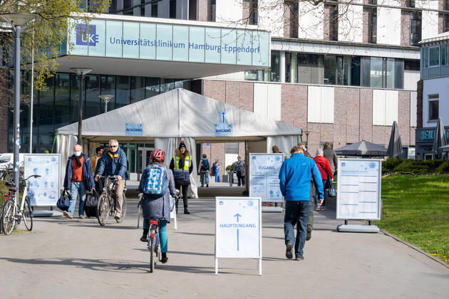 Eingang des UKE während der Corona-Krise mit Einlasskontrolle durch Sicherheitsdienst - Universitätsklinikum Hamburg-Eppendorf - Hamburger Krankenhaus UKE - Universitäts-Klinikum - Symbolfoto Symbolbild - Gebäude Hauptgebäude Eingang Logo;Eingang des UKE während der Corona-Krise mit Einlasskontrolle durch Sicherheitsdienst - Universitätsklinikum Hamburg-Eppendorf - Hamburger Krankenhaus UKE - Universitäts-Klinikum - Symbolfoto Symbolbild - Gebäude Hauptgebäude Eingang Logo, Hamburg Hamburg Deutschland UKE