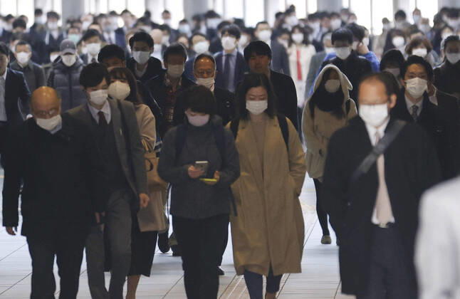 New coronavirus Masked commuters head to work at JR Shinagawa Station in Tokyo on April 16, 2020, under a state of emergency over the coronavirus pandemic. 