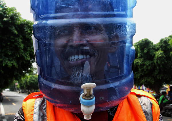 Wearing Gallons for Face Shield amid the spread of COVID-19 in Indonesia - 16 April 2020. A traffic control volunteer wearing unique face shields from used gallons in Yogyakarta, Wednesday, April 16, 2020. Ali Akbar (52) wearing unique face shield when managing traffic amid the spread of Coronavirus (COVID-19) disease. (Photo by Devi Rahman INA Photo Agency imago images) 
