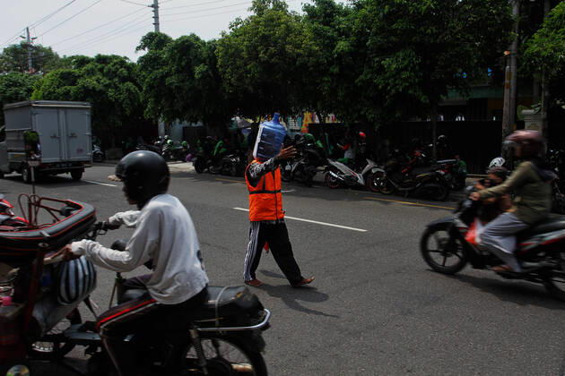 Wearing Gallons for Face Shield amid the spread of COVID-19 in Indonesia - 16 April 2020. A traffic control volunteer wearing unique face shields from used gallons in Yogyakarta, Wednesday, April 16, 2020. Ali Akbar (52) wearing unique face shield when managing traffic amid the spread of Coronavirus (COVID-19) disease. (Photo by Devi Rahman INA Photo Agency imago images) 