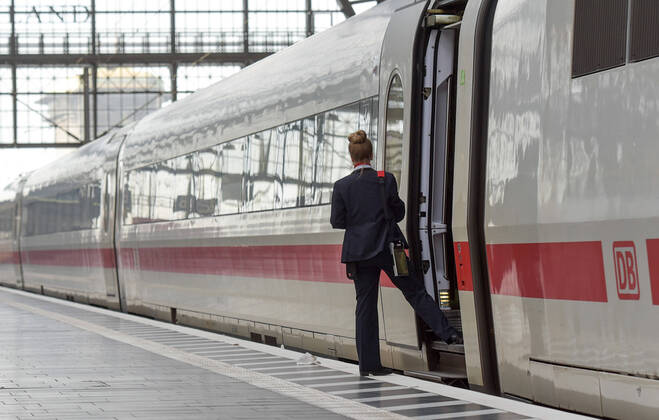 xblx, ICE Zug der Deutschen Bahn im Hauptbahnhof Frankfurt, Zugbegleiterin klar zur Abfahrt, emwirt Frankfurt am Main