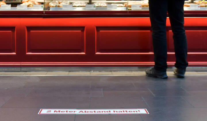 xblx, Frankfurt Hauptbahnhof, es wird auf den Mindestabstand vor der Theke hingewiesen, emwirt Frankfurt am Main
