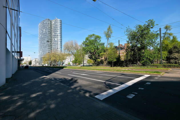 Leere Strassen in Düsseldorf während der Corona Krise, Graf-Adolf-Strasse mit GAP.