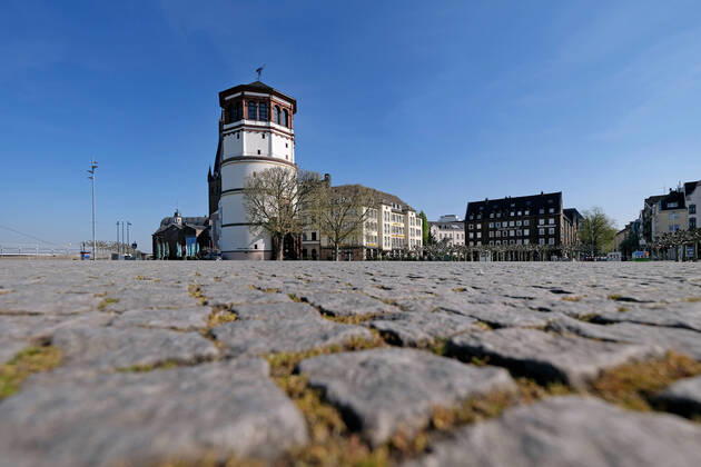 Leere Strassen in Düsseldorf während der Corona Krise, Burgplatz.