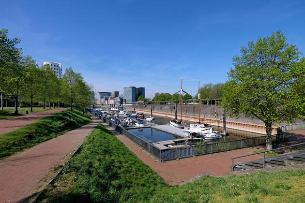 Leere Strassen in Düsseldorf während der Corona Krise, Yachthafen.