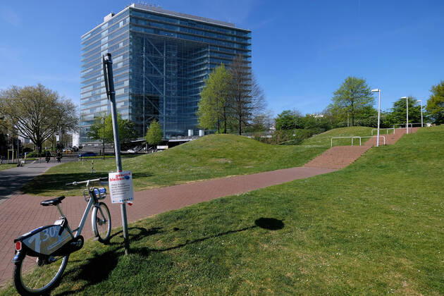 Leere Strassen in Düsseldorf während der Corona Krise, Stadttor mit Warnhinweis, gesund bleiben.