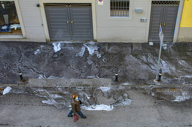 Bergamo Coronavirus - sanitation of city streets (Foto Sergio Agazzi Fotogramma, Bergamo - 2020-04-16) p.s. la foto e utilizzabile nel rispetto del contesto in cui e stata scattata, e senza intento diffamatorio del decoro delle persone rappresentate  Copyright: xFotox SergioxAgazzix xFOTOGRAMMAx