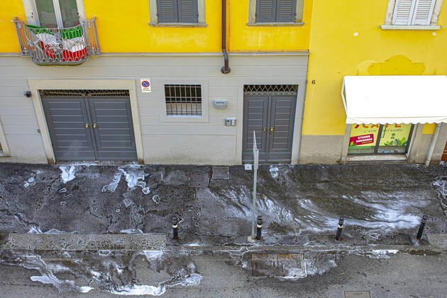 Bergamo Coronavirus - sanitation of city streets (Foto Sergio Agazzi Fotogramma, Bergamo - 2020-04-16) p.s. la foto e utilizzabile nel rispetto del contesto in cui e stata scattata, e senza intento diffamatorio del decoro delle persone rappresentate  Copyright: xFotox SergioxAgazzix xFOTOGRAMMAx