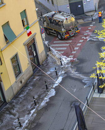 Bergamo Coronavirus - sanitation of city streets (Foto Sergio Agazzi Fotogramma, Bergamo - 2020-04-16) p.s. la foto e utilizzabile nel rispetto del contesto in cui e stata scattata, e senza intento diffamatorio del decoro delle persone rappresentate  Copyright: xFotox SergioxAgazzix xFOTOGRAMMAx