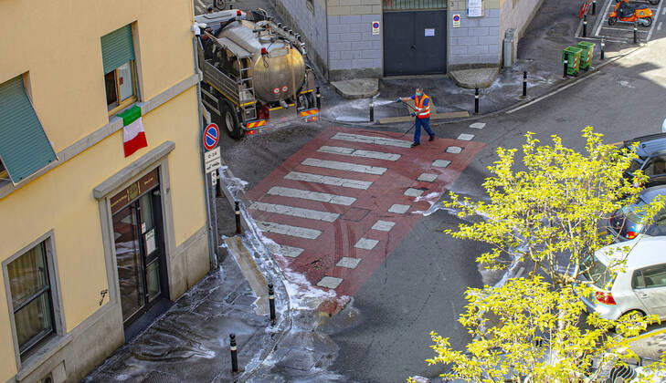 Bergamo Coronavirus - sanitation of city streets (Foto Sergio Agazzi Fotogramma, Bergamo - 2020-04-16) p.s. la foto e utilizzabile nel rispetto del contesto in cui e stata scattata, e senza intento diffamatorio del decoro delle persone rappresentate  Copyright: xFotox SergioxAgazzix xFOTOGRAMMAx