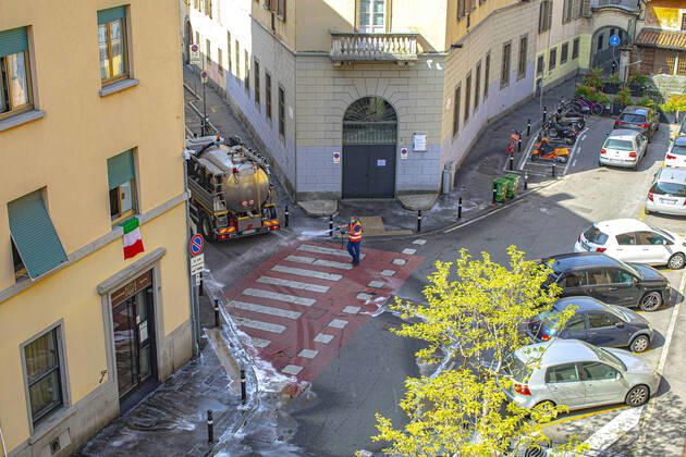 Bergamo Coronavirus - sanitation of city streets (Foto Sergio Agazzi Fotogramma, Bergamo - 2020-04-16) p.s. la foto e utilizzabile nel rispetto del contesto in cui e stata scattata, e senza intento diffamatorio del decoro delle persone rappresentate  Copyright: xFotox SergioxAgazzix xFOTOGRAMMAx