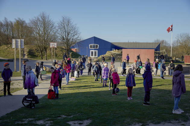 News Bilder des Tages Egebakkeskolen i Aarhus torsdag den 16. april 2020. Elverne staar paa raekke og venter op at komme ind da Egebakkeskolen genaabner og boern fra 0.-5. klasse maa igen moede i skole efter frygt for coronavirus og COVID-19 lukkede Danmark ned.. , Aarhus Denmark