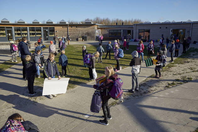 Egebakkeskolen i Aarhus torsdag den 16. april 2020. Elverne staar paa raekke og venter op at komme ind da Egebakkeskolen genaabner og boern fra 0.-5. klasse maa igen moede i skole efter frygt for coronavirus og COVID-19 lukkede Danmark ned.. , Aarhus Denmark