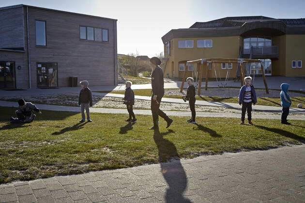 Egebakkeskolen i Aarhus torsdag den 16. april 2020. Elverne staar paa raekke og venter op at komme ind da Egebakkeskolen genaabner og boern fra 0.-5. klasse maa igen moede i skole efter frygt for coronavirus og COVID-19 lukkede Danmark ned.. , Aarhus Denmark