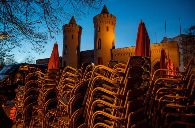 Potsdam Landeshauptstadt Brandenburg 15.04.2020 Touristen HOT SPOT HOLLÄNDISCHES VIERTEL CAFE HEIDER Stille Leere Dunkelheit NAUENER TOR Aussengastronomie Gaststätten müssen geschlossen bleiben Als PRÄVENTIVMASSNAHME zur Eindämmung von INFEKTIONEN durch das CORONAVIRUS ( COVID -19 ) ...für alle Personen - soweit möglich - ein Mindestabstand von 1,5 Meter copyright camera4 Eberhard Thonfeld 200415Potsdam