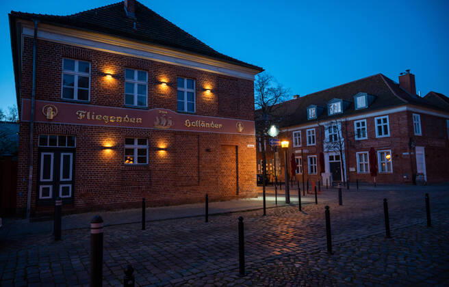 Potsdam Landeshauptstadt Brandenburg 15.04.2020 Touristen HOT SPOT HOLLÄNDISCHES VIERTEL Gasthaus zum FLIEGENDEN HOLLÄNDER leere Stille Gaststätten müssen geschlossen bleiben Als PRÄVENTIVMASSNAHME zur Eindämmung von INFEKTIONEN durch das CORONAVIRUS ( COVID -19 ) ...für alle Personen - soweit möglich - ein Mindestabstand von 1,5 Meter copyright camera4 Eberhard Thonfeld 200415Potsdam
