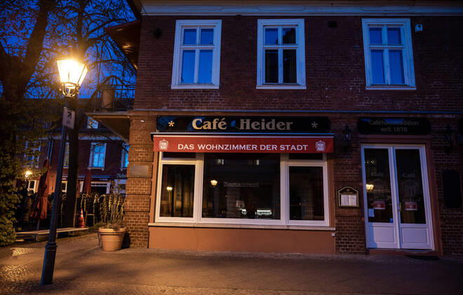Potsdam Landeshauptstadt Brandenburg 15.04.2020 Touristen HOT SPOT HOLLÄNDISCHES VIERTEL CAFE HEIDER Stille Leere Dunkelheit Das WOHNZIMMER DER STADT bleibt Dunkel Gaststätten müssen geschlossen bleiben Als PRÄVENTIVMASSNAHME zur Eindämmung von INFEKTIONEN durch das CORONAVIRUS ( COVID -19 ) ...für alle Personen - soweit möglich - ein Mindestabstand von 1,5 Meter copyright camera4 Eberhard Thonfeld 200415Potsdam