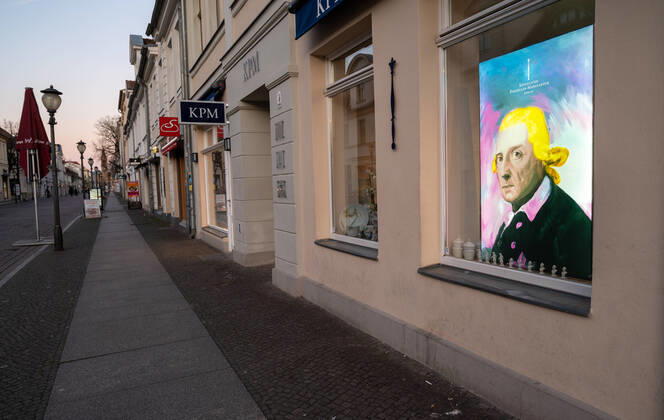 Potsdam Landeshauptstadt Land Brandenburg 15.04.2020 BRANDENBURGER STRASSE CITY Potsdam Einkaufsmeile Einkaufshinweis KPM Alte FRITZ ( FRIEDRICH DER GROSSE ) Als PRÄVENTIVMASSNAHME zur Eindämmung von INFEKTIONEN durch das CORONAVIRUS ( COVID -19 ) ...für alle Personen - soweit möglich - ein Mindestabstand von 1,5 Meter