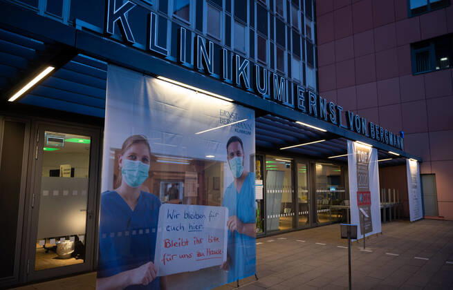 Potsdam Landeshauptstadt Land Brandenburg 15.04.2020 KRANKENHAUS ERNST von BERGMANN KLINIKUM Das Klinikum Ernst von Bergmann ist ein kommunales Krankenhaus in der brandenburgischen Landeshauptstadt Potsdam. Es wird in der Form einer gemeinnützigen GmbH betrieben und ist das größte Schwerpunktkrankenhaus im Land Brandenburg. Das Krankenhaus hat etwa 1100 Betten und ist akademisches Lehrkrankenhaus der CharitŽ Als PRÄVENTIVMASSNAHME zur Eindämmung von INFEKTIONEN durch das CORONAVIRUS ( COVID -19 ) ...für alle Personen - soweit möglich - ein Mindestabstand von 1,5 Meter