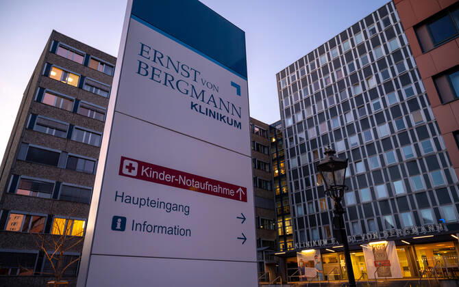 Potsdam Landeshauptstadt Land Brandenburg 15.04.2020 KRANKENHAUS ERNST von BERGMANN KLINIKUM Das Klinikum Ernst von Bergmann ist ein kommunales Krankenhaus in der brandenburgischen Landeshauptstadt Potsdam. Es wird in der Form einer gemeinnützigen GmbH betrieben und ist das größte Schwerpunktkrankenhaus im Land Brandenburg. Das Krankenhaus hat etwa 1100 Betten und ist akademisches Lehrkrankenhaus der CharitŽ Als PRÄVENTIVMASSNAHME zur Eindämmung von INFEKTIONEN durch das CORONAVIRUS ( COVID -19 ) ...für alle Personen - soweit möglich - ein Mindestabstand von 1,5 Meter