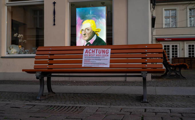 Potsdam Landeshauptstadt Land Brandenburg 15.04.2020 BRANDENBURGER STRASSE CITY Potsdam Einkaufsmeile Einkaufshinweis KPM Eisladen Im Hindergrund beobachtet der Alte FRITZ ( FRIEDRICH DER GROSSE ) Als PRÄVENTIVMASSNAHME zur Eindämmung von INFEKTIONEN durch das CORONAVIRUS ( COVID -19 ) ...für alle Personen - soweit möglich - ein Mindestabstand von 1,5 Meter